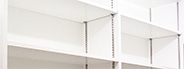 棚柱を取り付ければ、収納する物に合わせて棚板の位置を変えることができます。
    <br />使用商品：141RP-M
